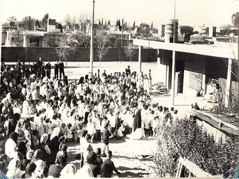 MISA EN EL PATIO DE LA ESCUELA PARROQUIAL